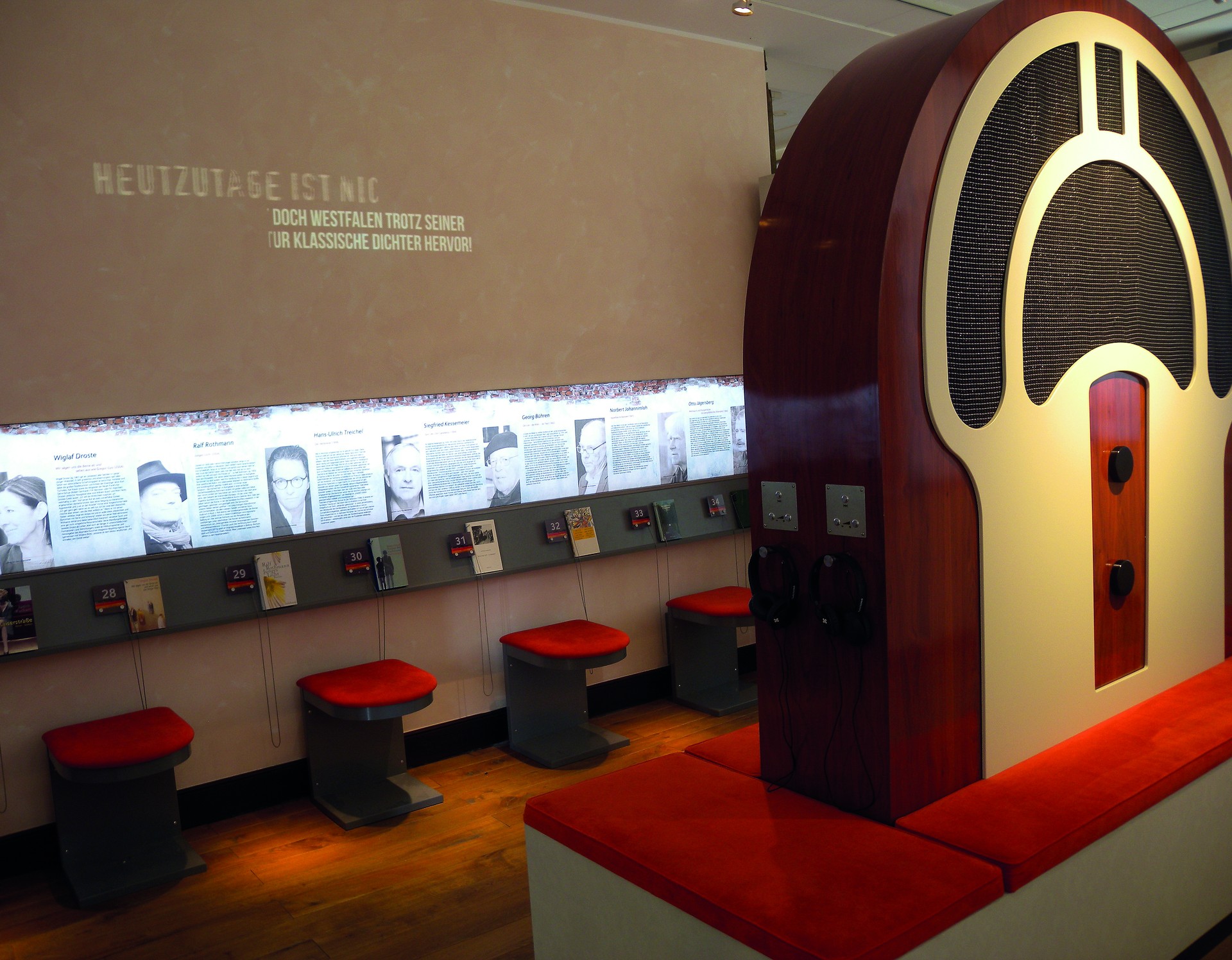 Hörstation in Form eines Radios, Teil der Dauerausstellung im Westfälischen Literaturmuseum