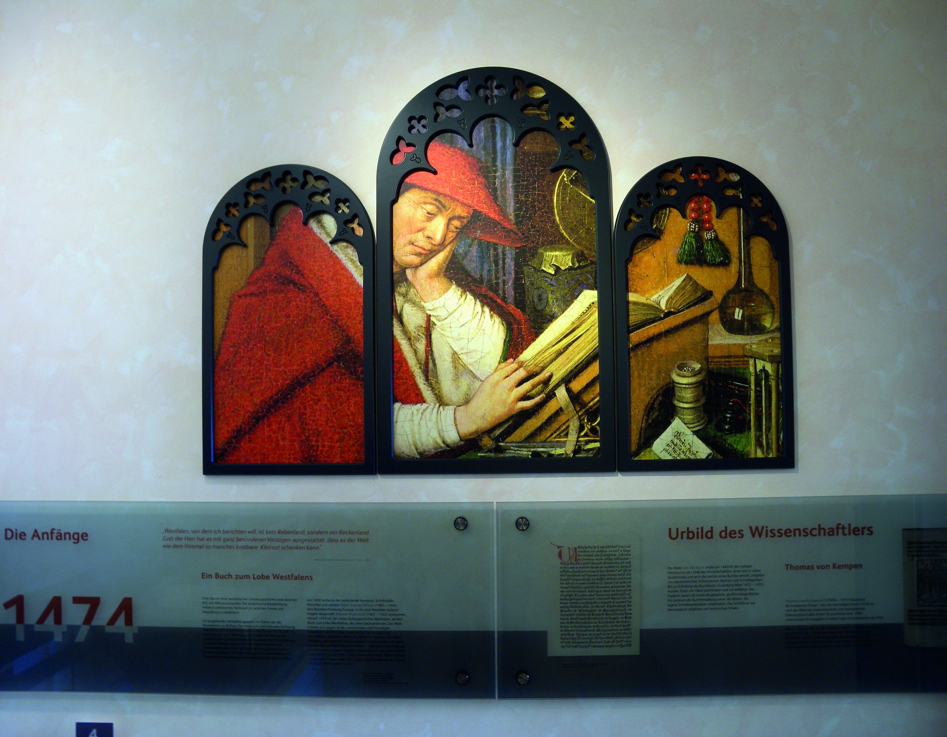 Tryptichon eines lesenden Renaissance-Wissenschaftlers, Teil der Dauerausstellung im Erdgeschoss des Literaturmuseums