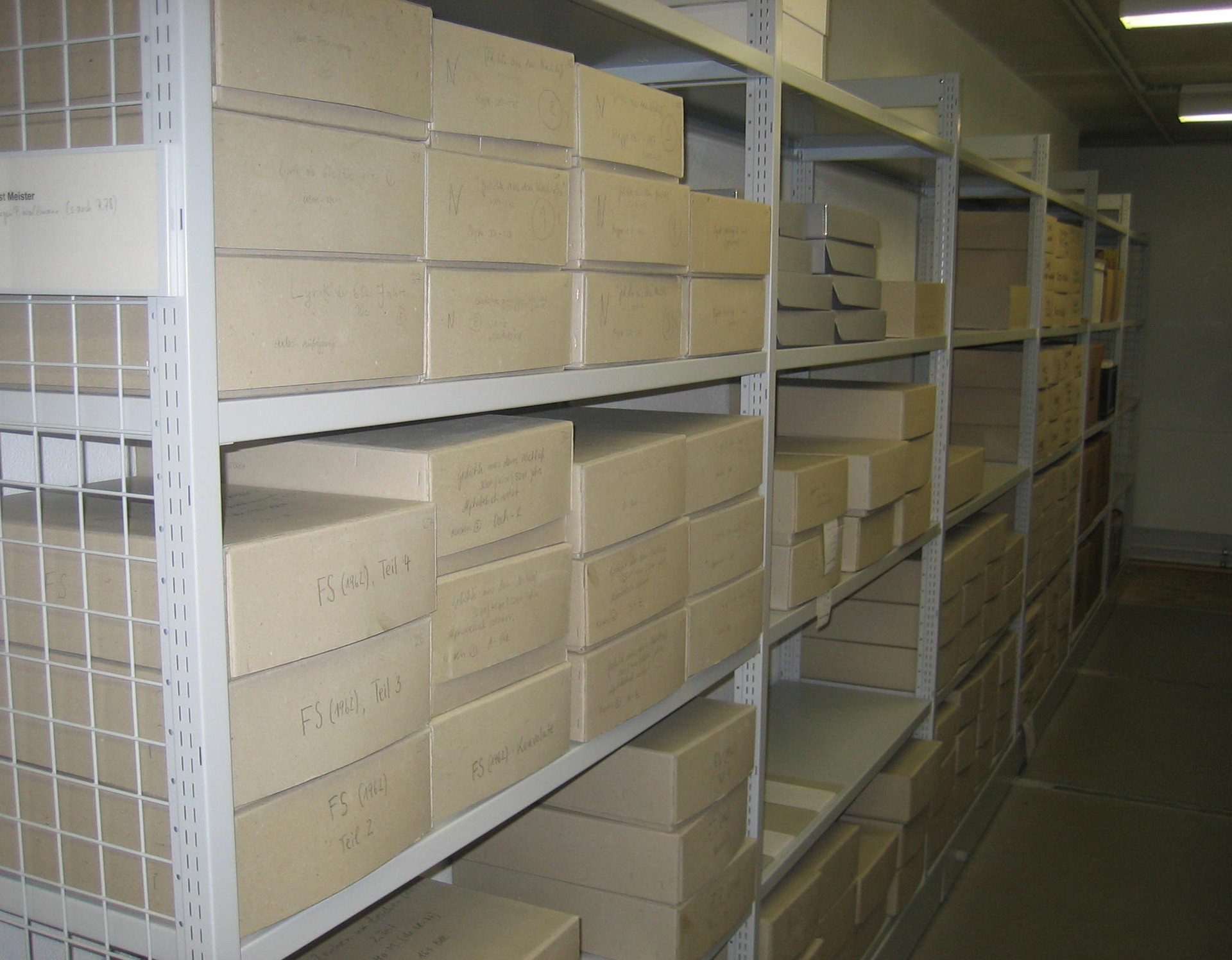 Einblick in das Literaturarchiv, Schwerlastregale mit beschrifteten Kartons