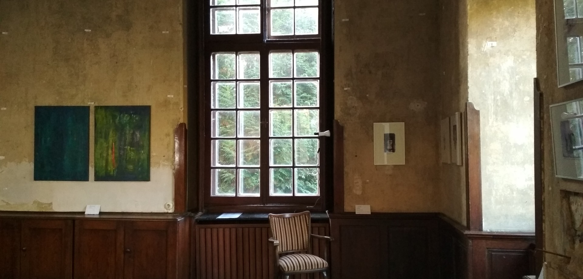 Projekt "Mit Droste im Glashaus" auf Schloss Senden. Zu sehen ist ein Raum des Schlosses mit künstlerischen Verarbeitungen, © Droste-Forschungsstelle