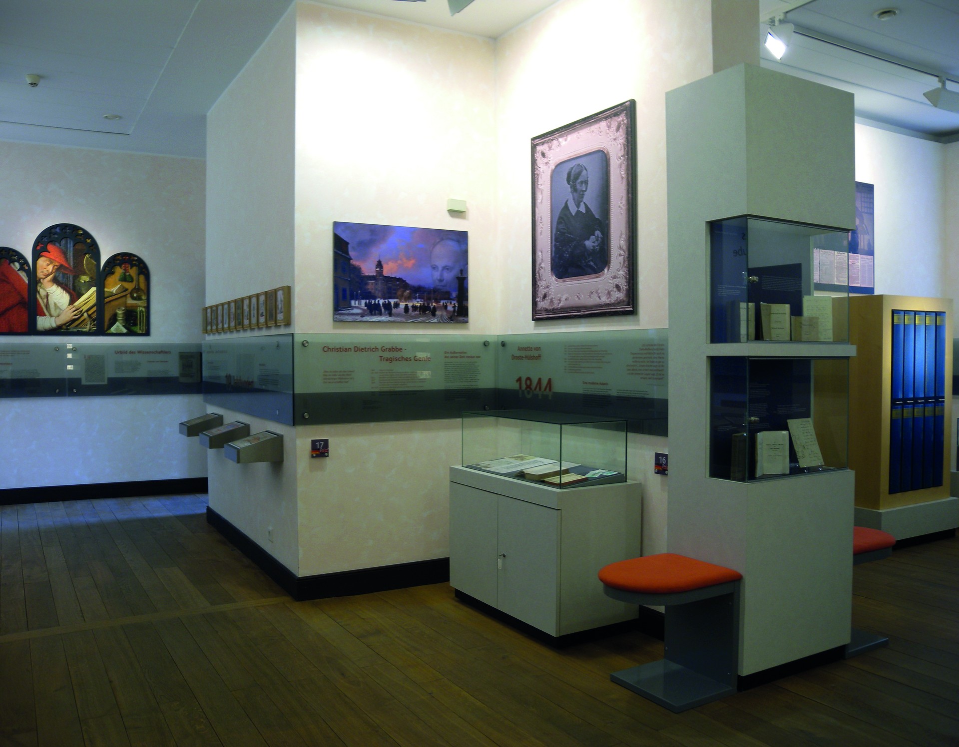 Eindruck der Dauerausstellung im Erdgeschoss, mit an der Wand angebrachtem Zeitstrahl und zugeordneten Exponaten