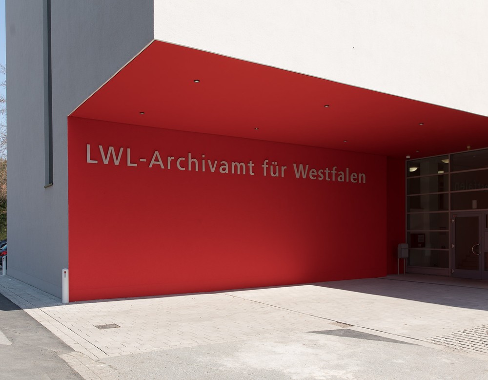 Außenansicht des Eingangs zum LWL-Archivamt